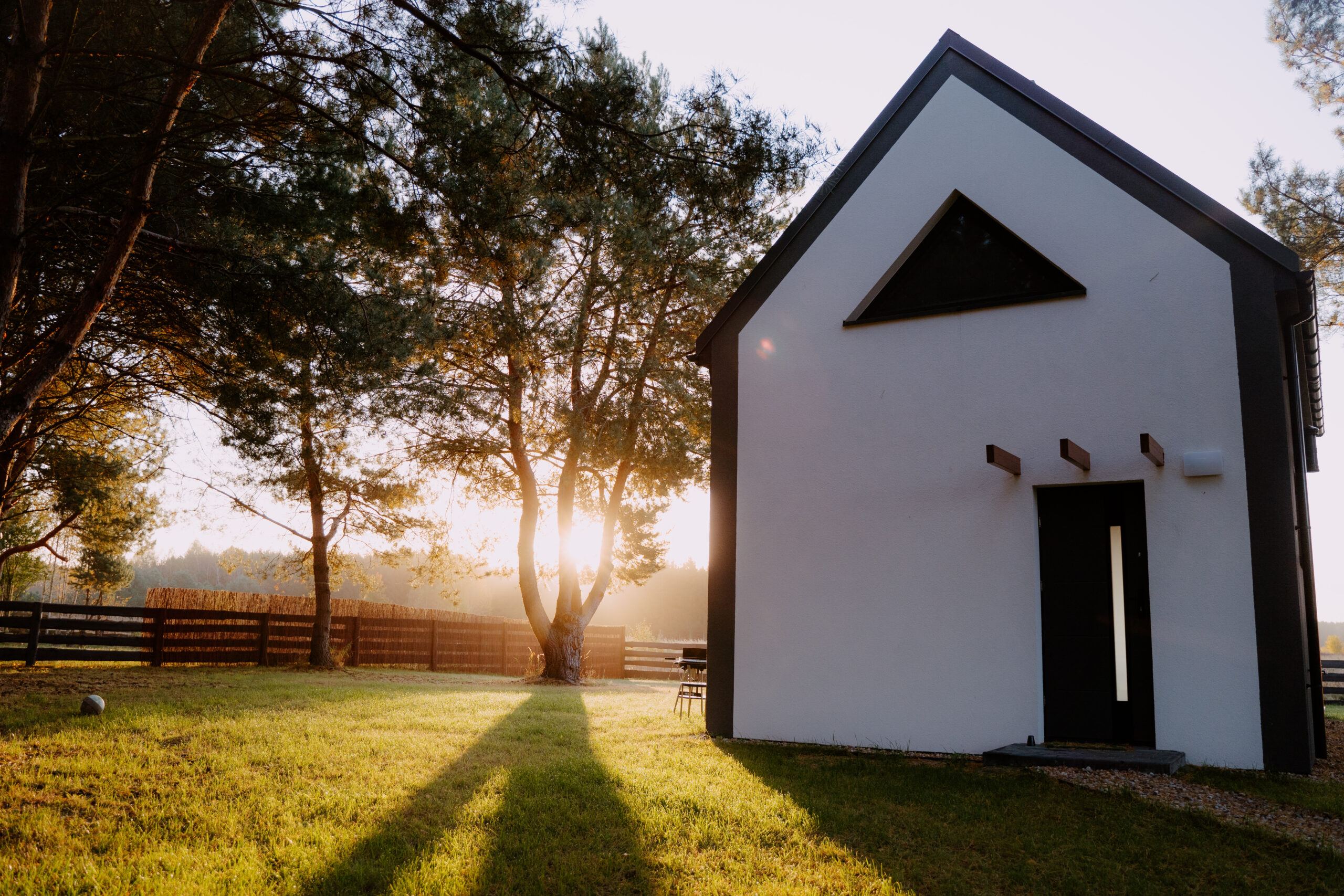 domek o wschodzie słońca fotografia obiektu turystycznego